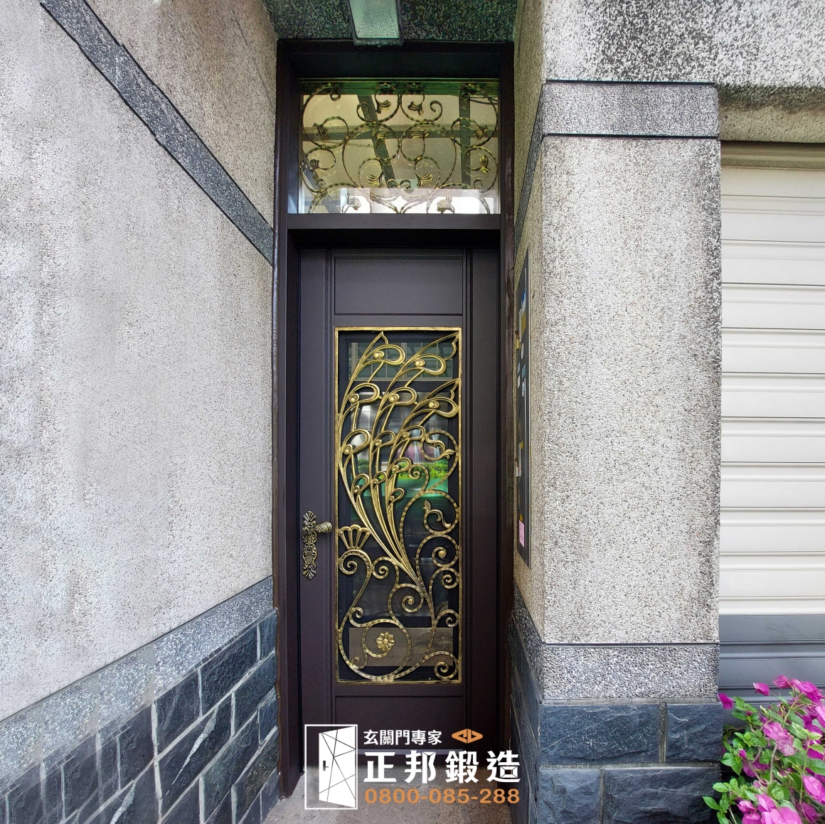 正邦鍛造桃園蘆竹透天大門改造完工實拍，安裝 C9B-1052 三合一鍛造通風門並使用 FR-8679M1 咖啡消光烤漆色，重新調整上方開天比例後門扇視覺更加修長，搭配不鏽鋼門框與門檻完成老透天入口翻新
