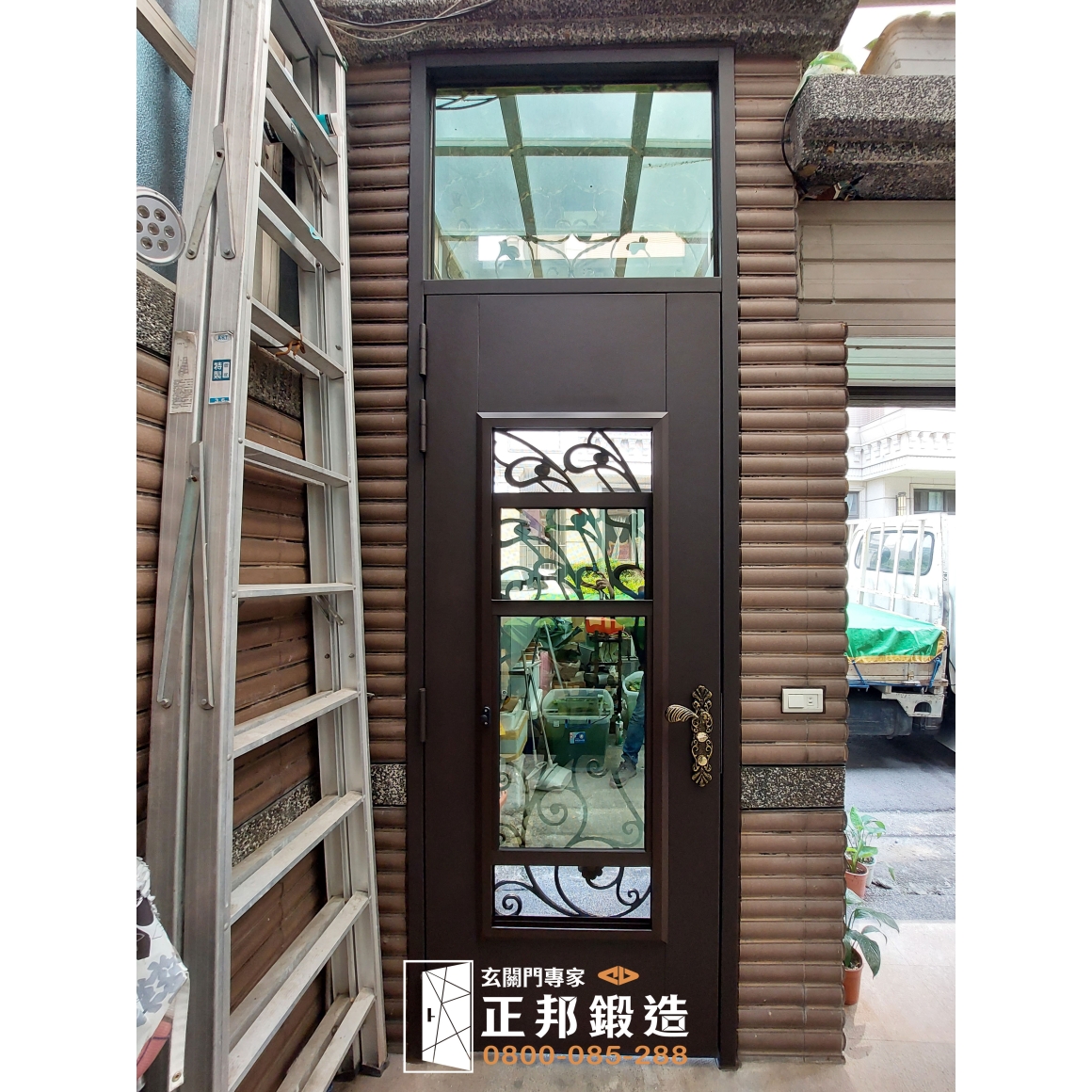 桃園蘆竹 C9B-1052 三合一鍛造通風門完工後由住宅內側向外拍攝的實際使用畫面，可觀察門扇開啟方向、鍛造門體比例、開天採光與門框完成狀態，呈現透天大門改造後的真實日常使用效果
