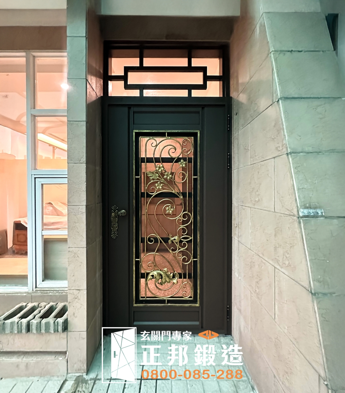 台中大門廠商正邦鍛造雙玄關門包框換門完工實拍，外玄關門採 C9B-1101 三合一通風設計與 FR-8677 咖啡砂色系，可依日常需求切換查看門外、通風與關閉狀態，兼顧透天住宅入口機能與外觀。