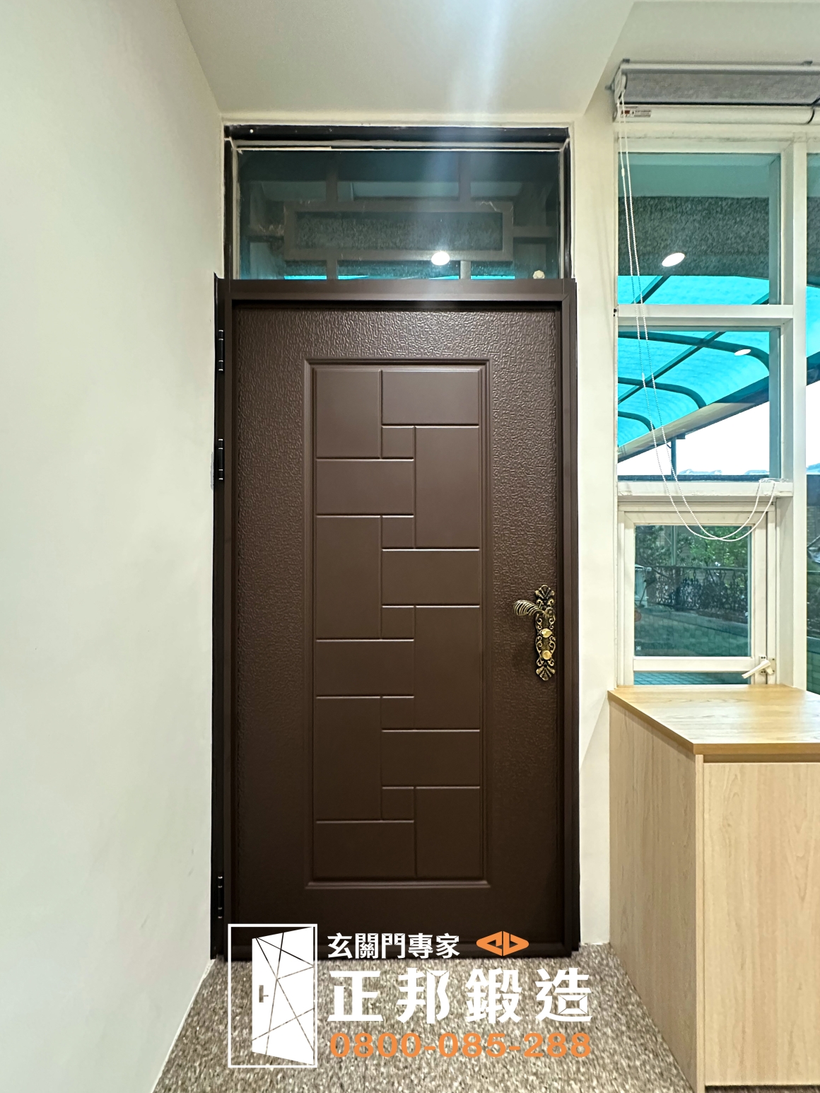 台中透天雙玄關門包框換門完工後室內視角，內玄關門與外玄關門皆依本案需求加強多氣密隔音結構，透過兩道入口重新規劃門框與密合方式，改善聲音、冷風及蚊蟲容易由門縫進入的問題。
