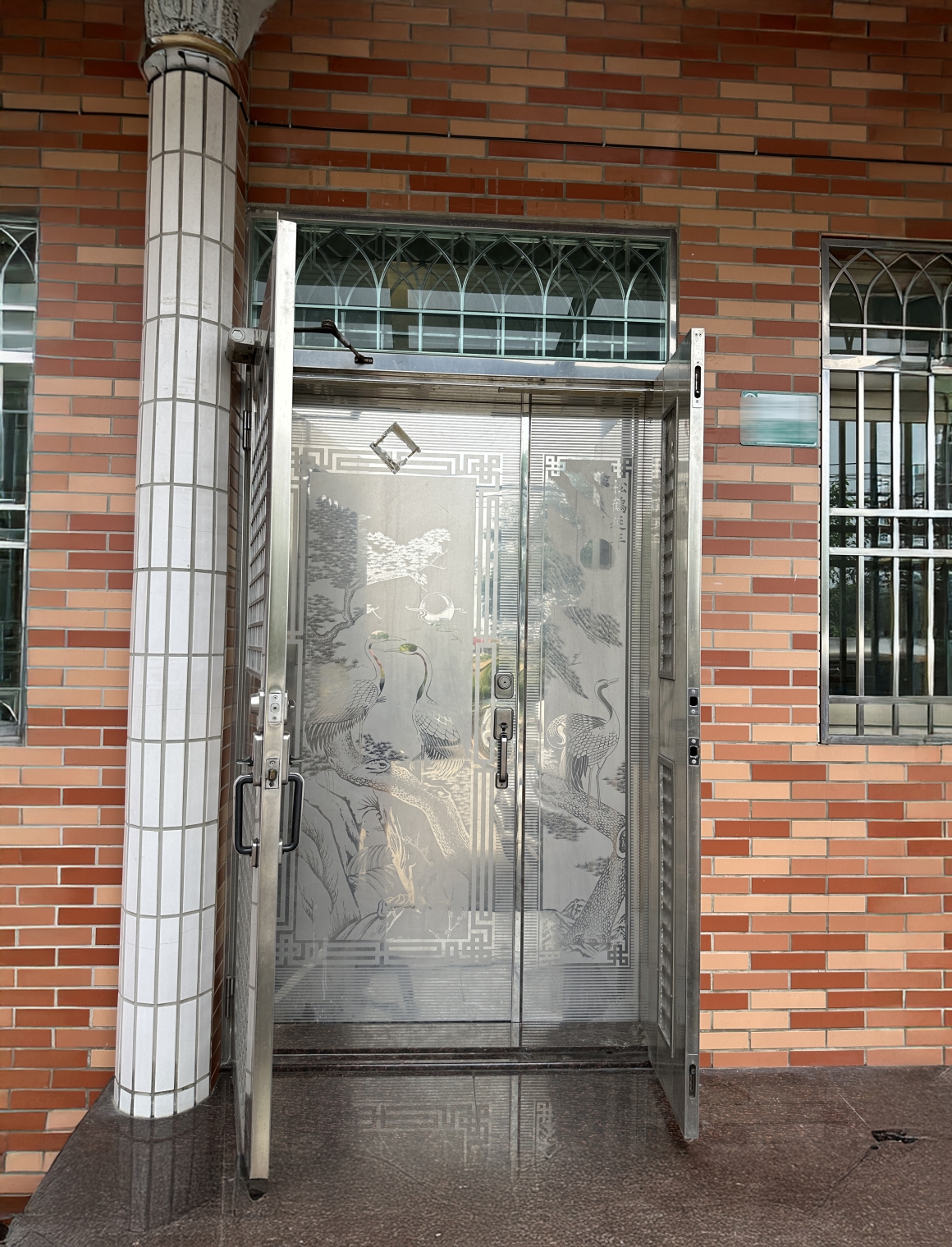 台灣早期住宅常見的傳統不鏽鋼白鐵大門，直接呈現銀色不鏽鋼金屬表面，也是許多屋主聽到不鏽鋼玄關門時最先聯想到的老式白鐵門外觀