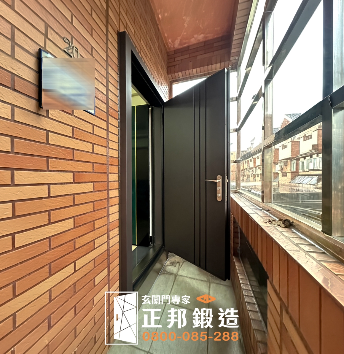 桃園新屋不鏽鋼玄關門完工開啟照片，C9B-2040 採 FR-8679 烤漆並搭配 E325 鎖具，可看到換門後門框與門扇整體收邊，以及不鏽鋼基材完成烤漆後的實際外觀。