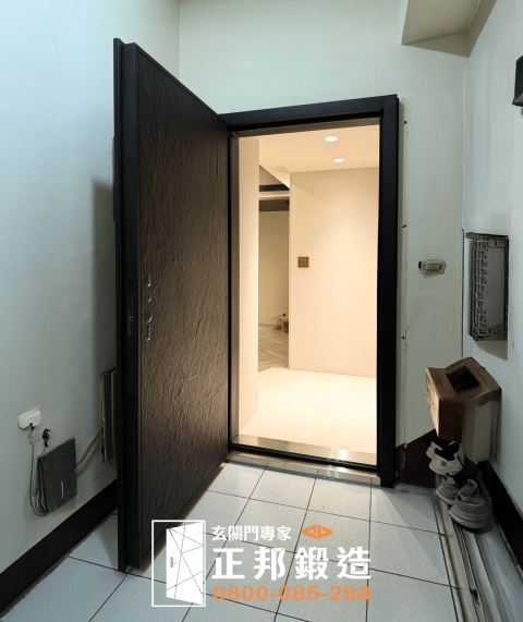 月球表面紋理鑄鋁門特寫，黑砂質感玄關門設計搭配FR-9623烤漆色號，提升住家門面質感