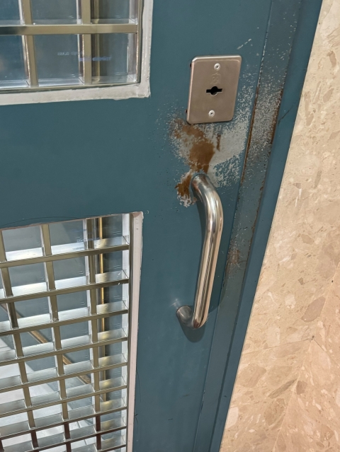 高雄雙玄關門施工前｜下方鉸鏈細節