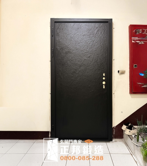 新竹住家玄關門換門案例，月球岩紋造型鑄鋁門安裝完成，使用C9A-1084門型搭配FR-9623黑砂烤漆色號