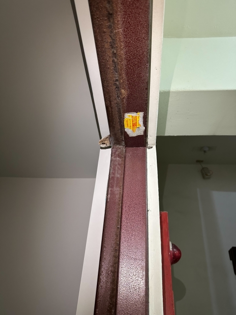 新竹鑄鋁門安裝施工前，舊有鐵門框側邊細節紀錄，包框換門可保留原門框，提升施工效率並改善玄關門整體質感。