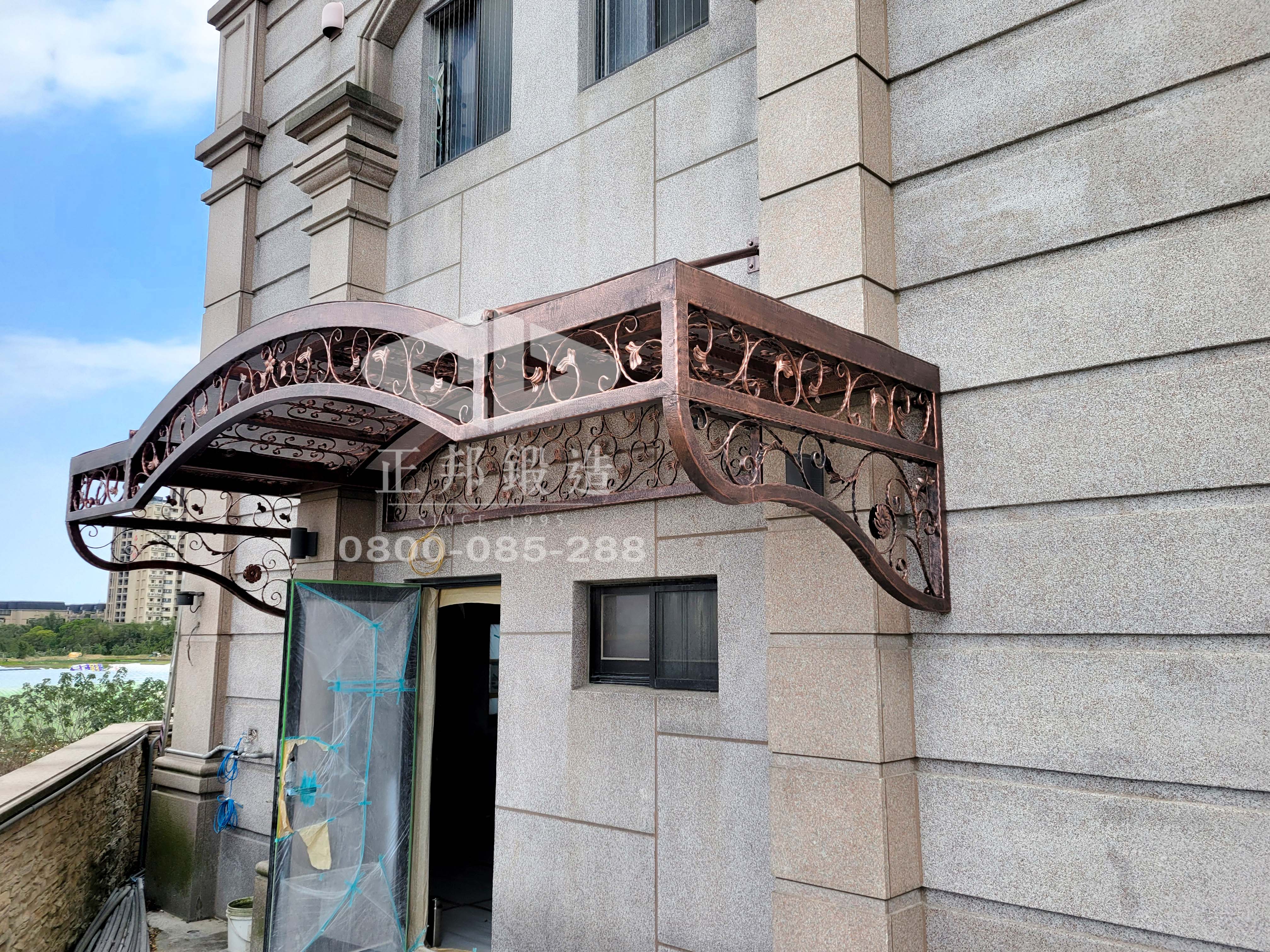 正邦鍛造頂級紅古銅鍛造遮雨棚，歐式豪宅玄關專用，手工復古色溫潤光澤，完美體現新古典風格建築藝術品味。