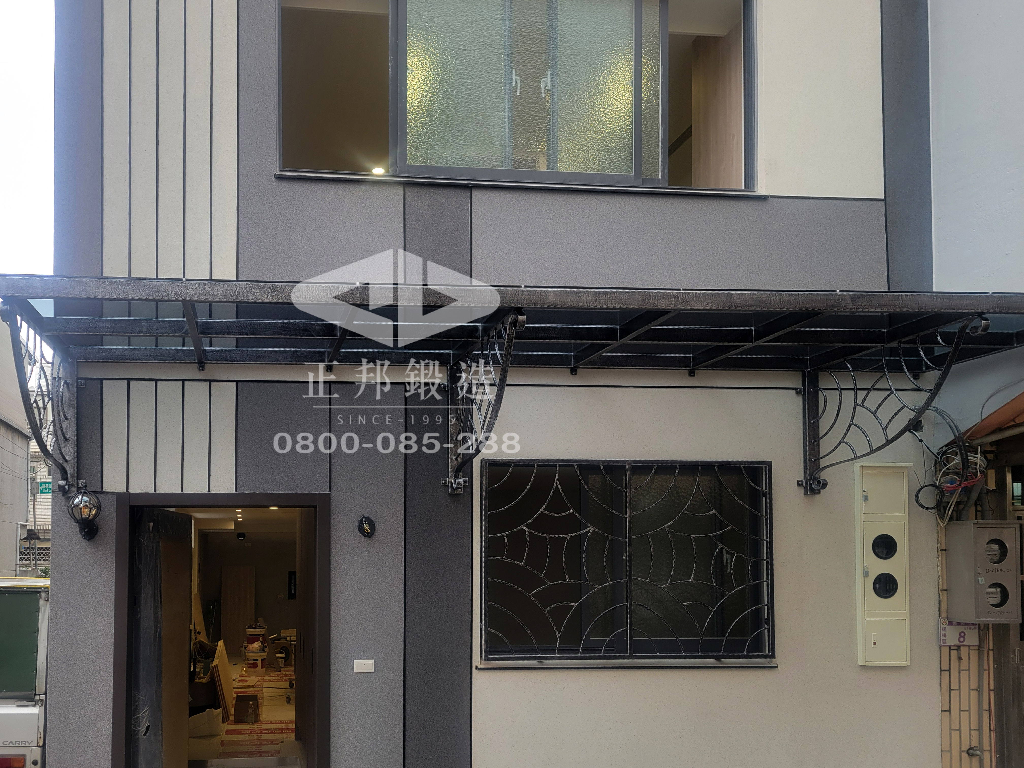 正邦鍛造銀灰色歐式簡約遮雨棚，提供一站式鐵件設計服務，可訂製鐵窗、大門、欄杆，確保建築風格與遮雨棚結構耐久性一致。