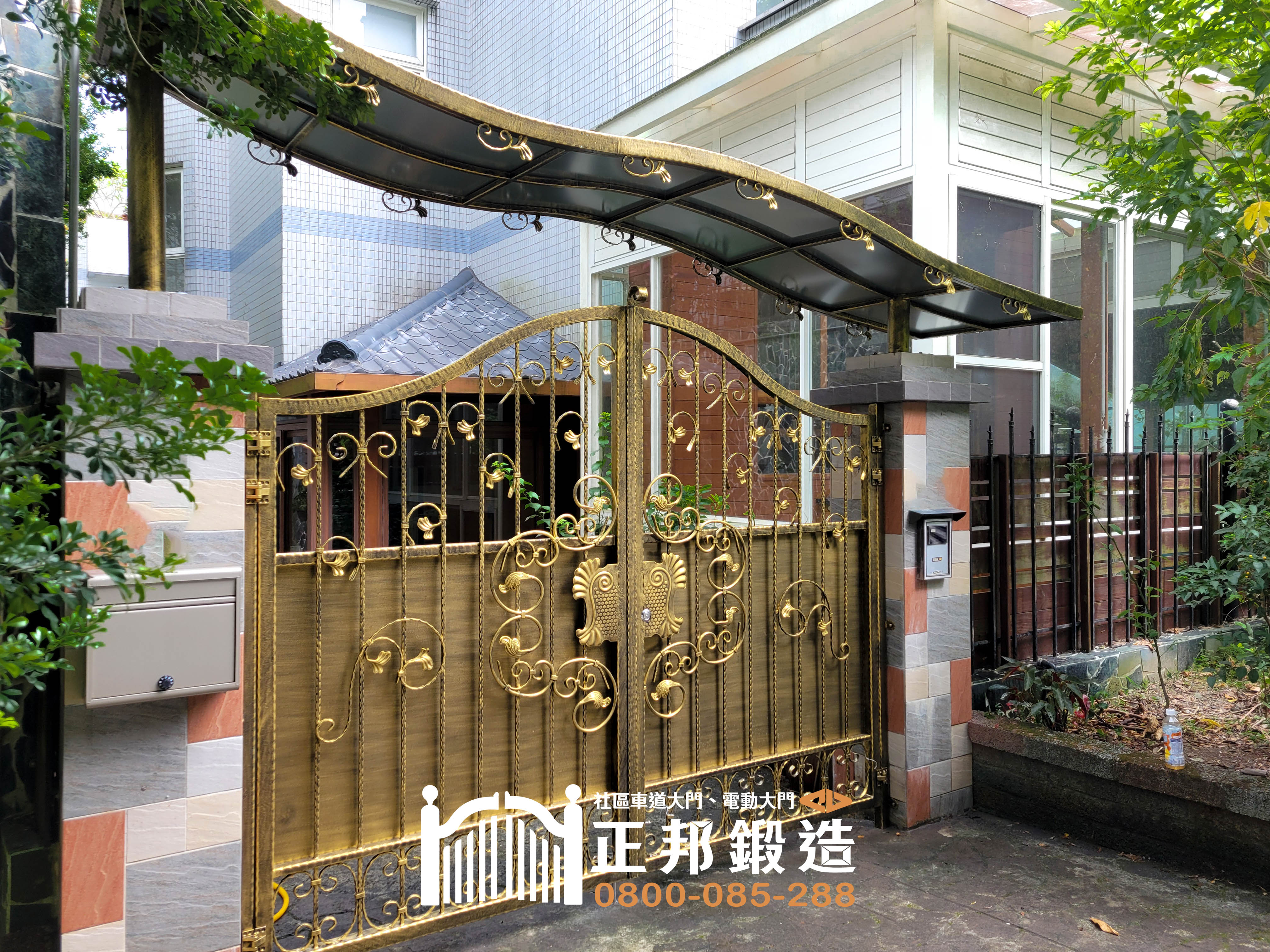 正邦鍛造高規格立柱式遮雨棚，適用於住家獨立車庫棚或社區大面積停車棚，穩固結構可作為戶外休息區或玄關入口雨遮使用。