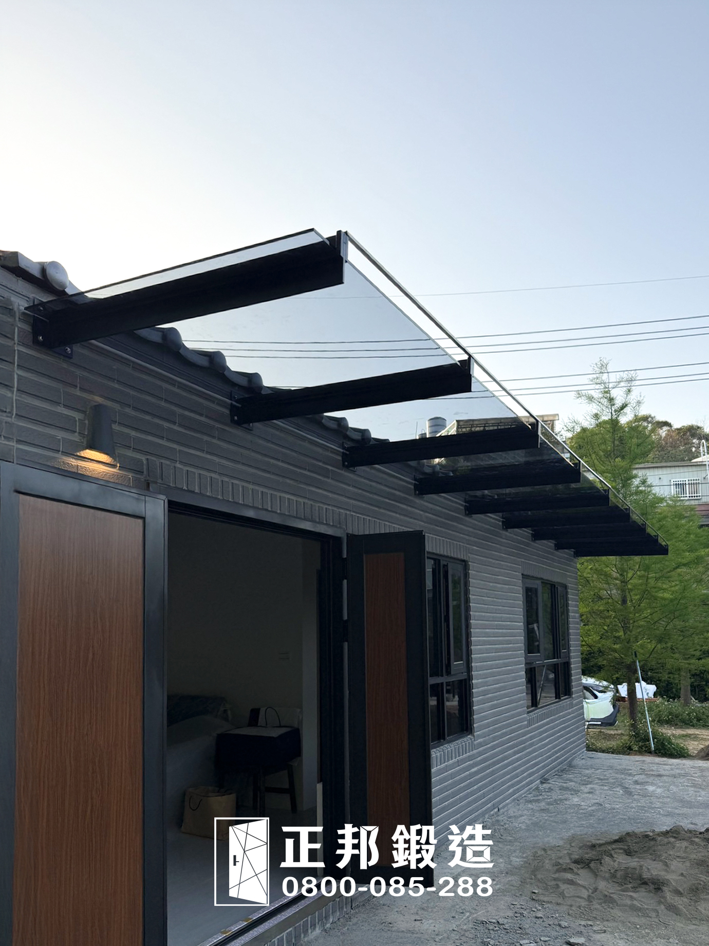 正邦鍛造極簡風格灰色玻璃遮雨棚，低飽和度色澤打造低調奢華門面，是高質感住家和設計師首選的現代遮雨棚款式。