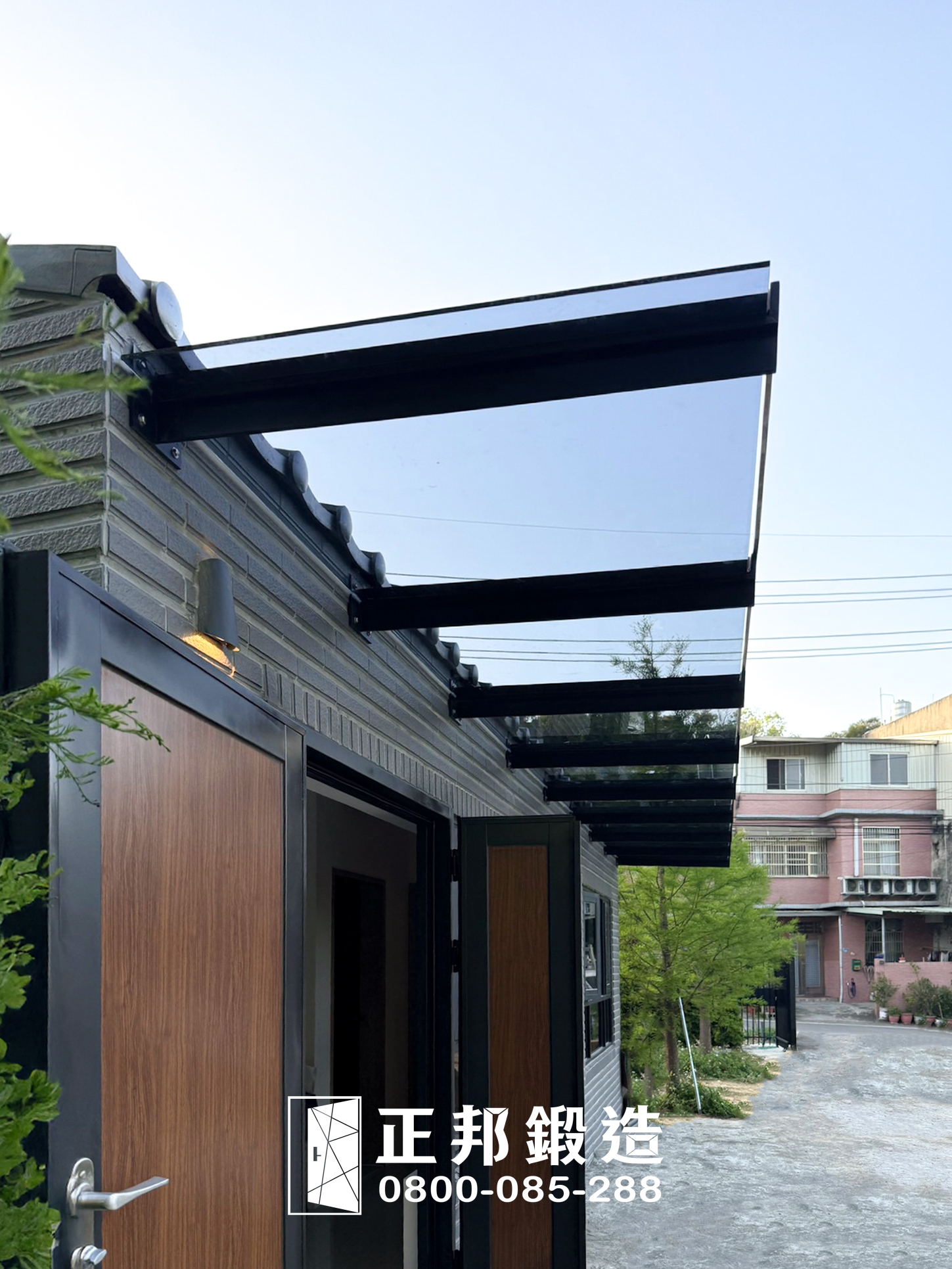 正邦鍛造極簡風格灰色玻璃遮雨棚，低飽和度色澤打造低調奢華門面，是高質感住家和設計師首選的現代遮雨棚款式。