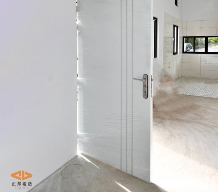 白色大門搭配外牆色調示範_正邦鍛造